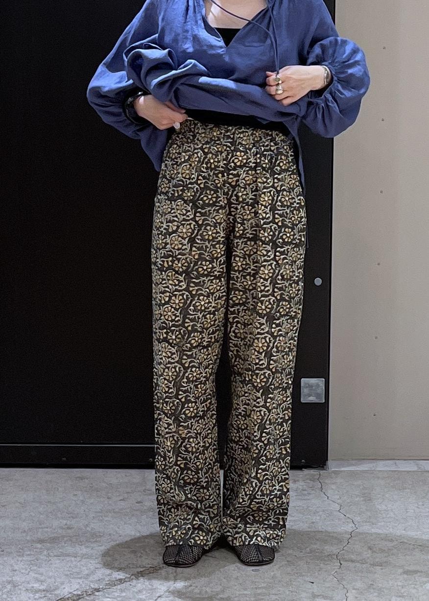 グレー系のその他パンツ、ホワイト系のかごバッグ、ブルー系のワンピースを着用したレディースの春コーディネートの6枚目の写真