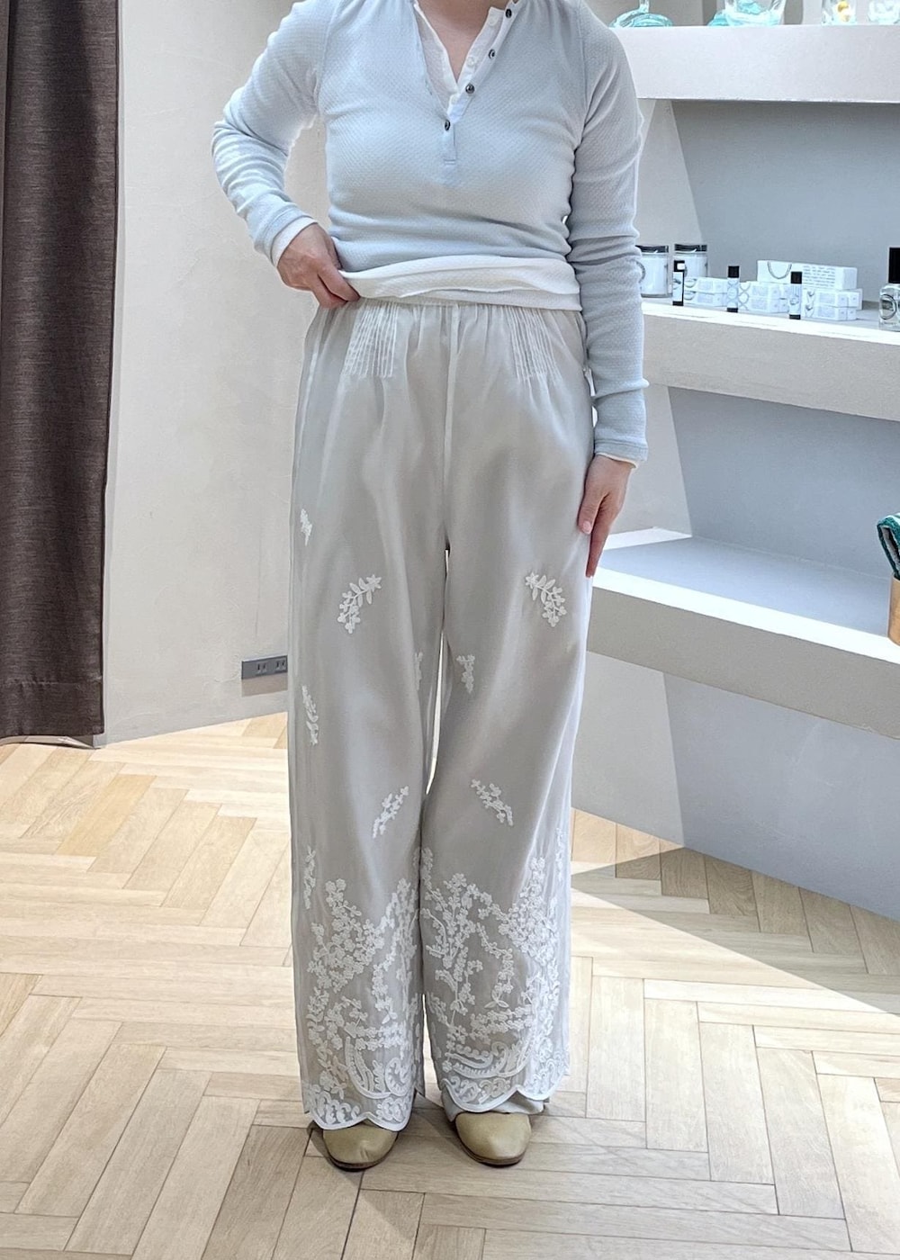 ベージュ系のショルダーバッグ、ベージュ系のその他パンツ、ベージュ系のテーラードジャケットを着用したレディースの春コーディネートの8枚目の写真