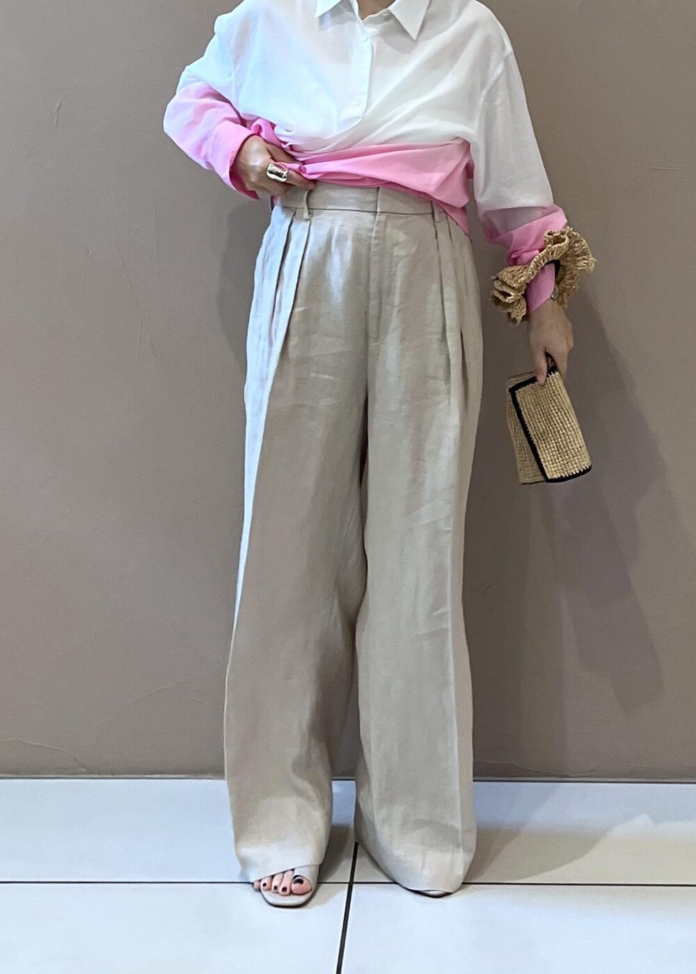 「今週のお値下げ_28w、SALON adam et ropé、ウェーブ、イエベ春、ノーマル、低身長、パンツ、スラックス、バッグ、ハンドバッグ、シューズ、サンダル、SBX55060、SHA45030、SHS35220」｜「SALON adam et rope'のヒールトングサンダル（サンダル、グレー系）」を使った、kinoさん（レディース・152cm）の夏コーディネートの4枚目の写真
