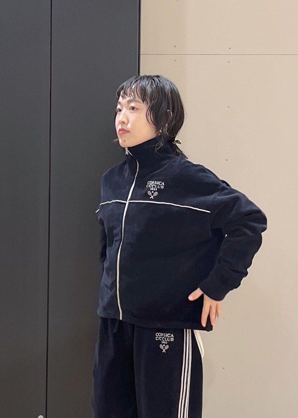 ブラック系のブーツ、ホワイト系のシャツ/ブラウス、ホワイト系のハンドバッグを着用したレディースの冬コーディネートの5枚目の写真