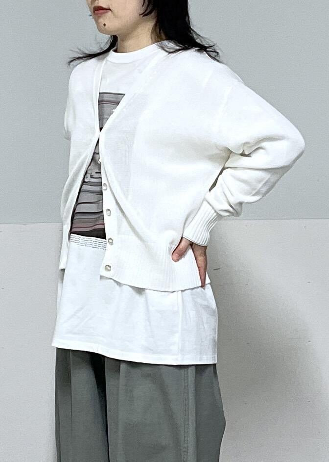 ブラック系のショルダーバッグ、グリーン系のブルゾン、グリーン系のその他パンツを着用したレディースの春コーディネートの6枚目の写真