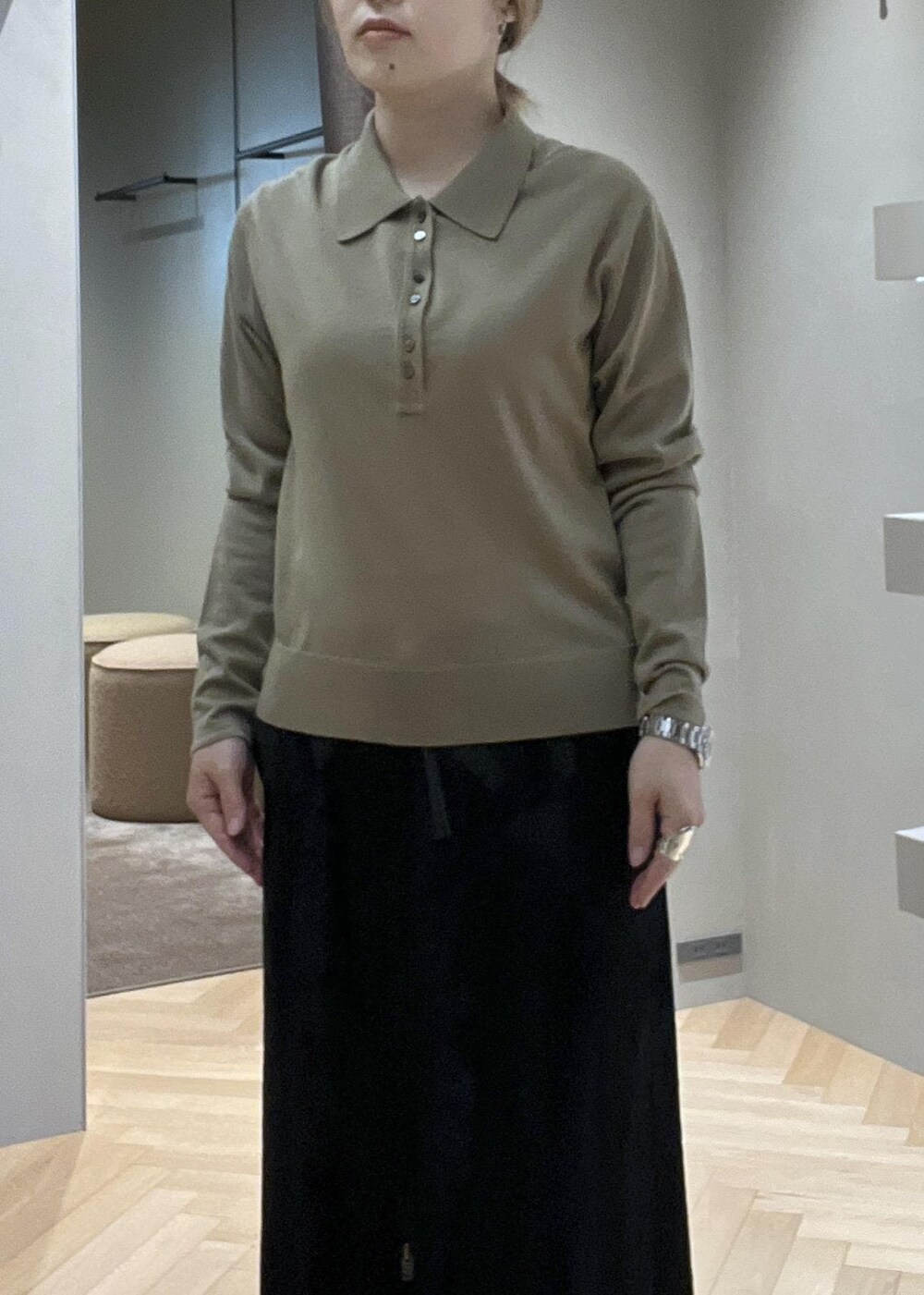 ブラック系のブーツ、ブラック系のスカート、ベージュ系のニット/セーターを着用したレディースの冬コーディネートの4枚目の写真