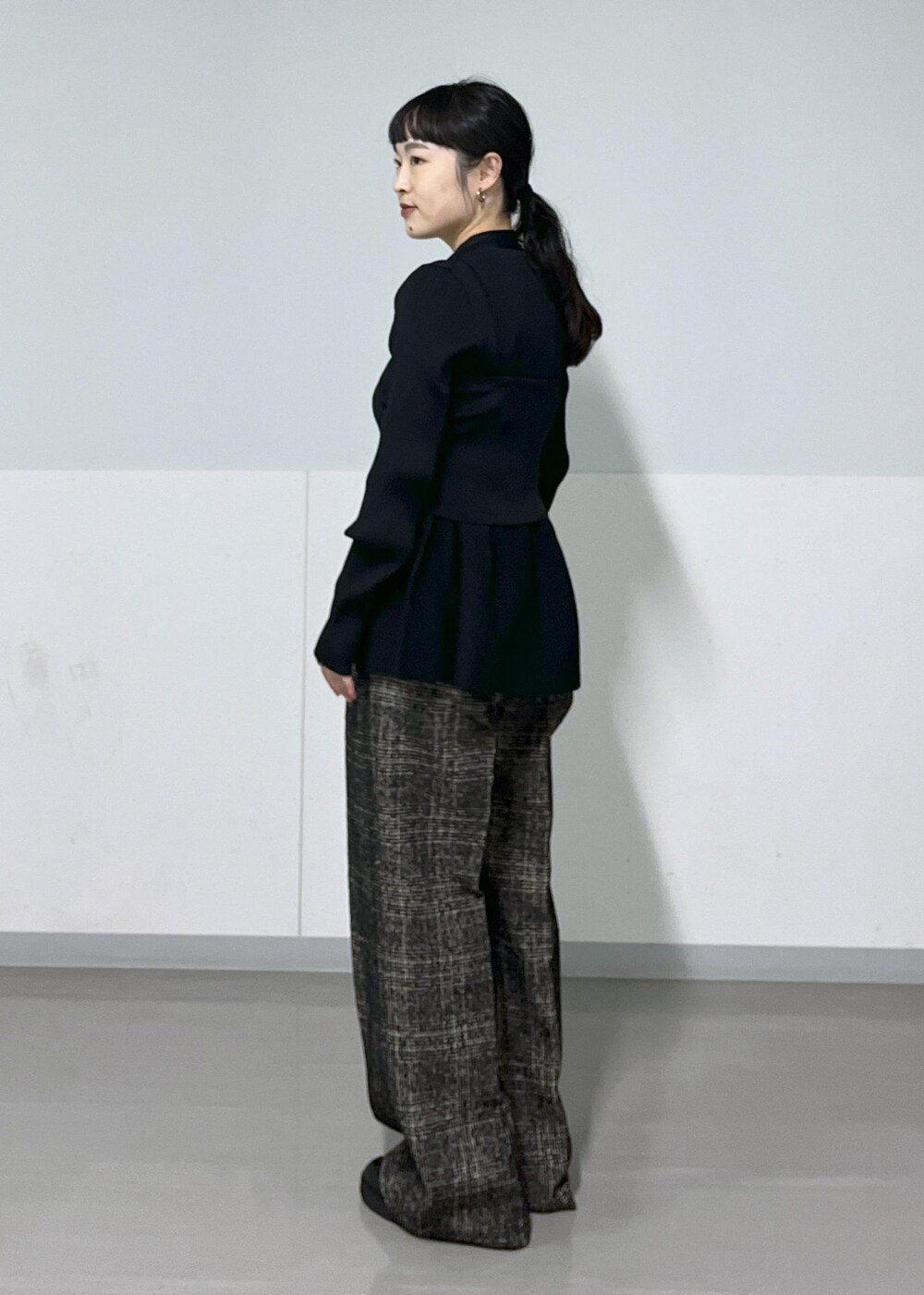 ブラック系のその他パンツ、ブラック系のチューブトップ、ブラック系のカーディガン/ボレロを着用したレディースの秋コーディネートの4枚目の写真