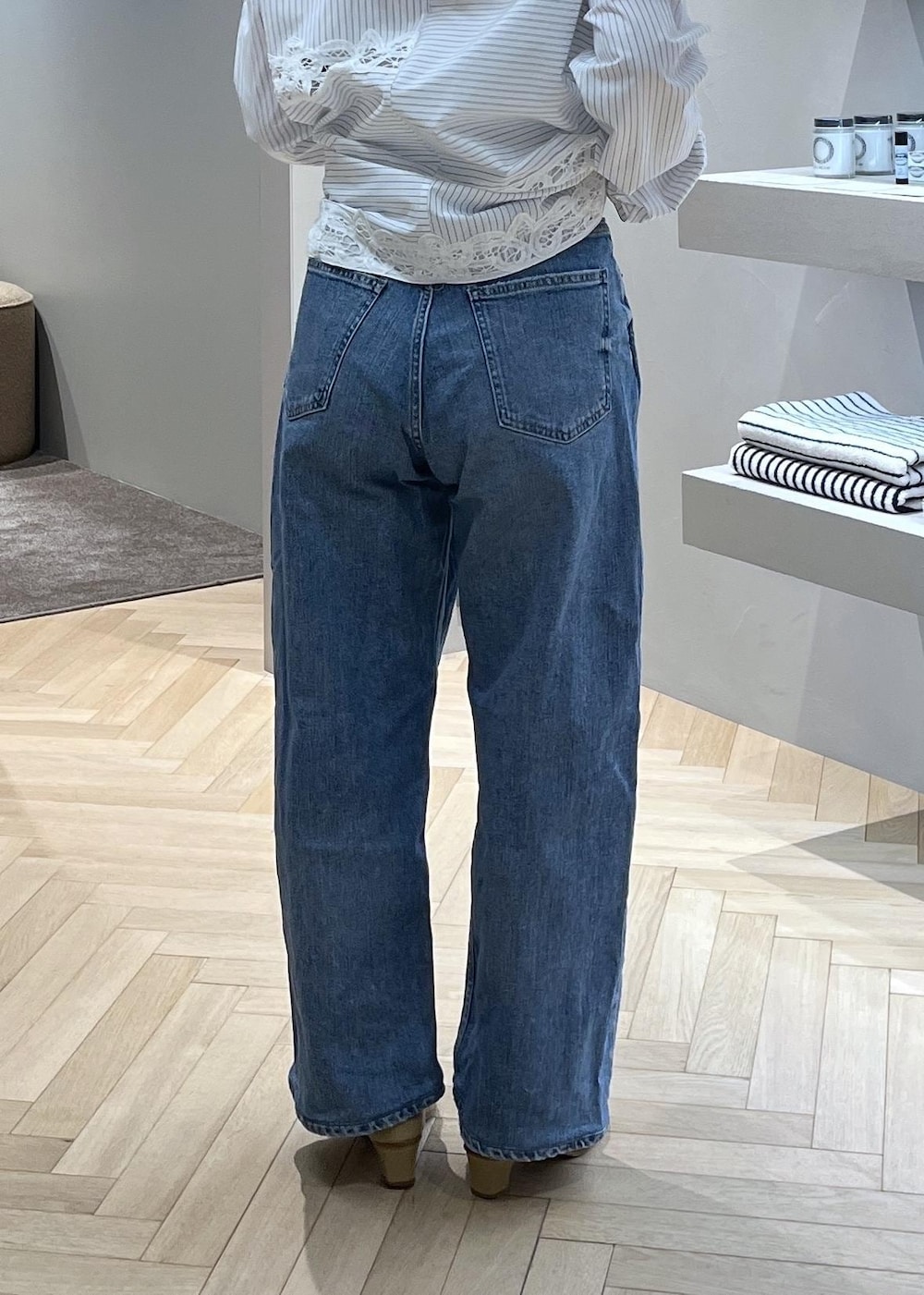 ブラック系のショルダーバッグ、ベージュ系のパンプス、ホワイト系のシャツ/ブラウスを着用したレディースの冬コーディネートの6枚目の写真