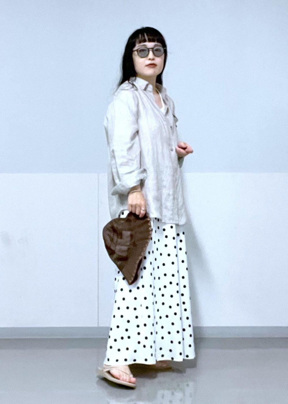 ベージュ系のサンダル、ホワイト系のTシャツ/カットソー、グレー系のシャツ/ブラウスを着用したレディースの夏コーディネートの2枚目の写真