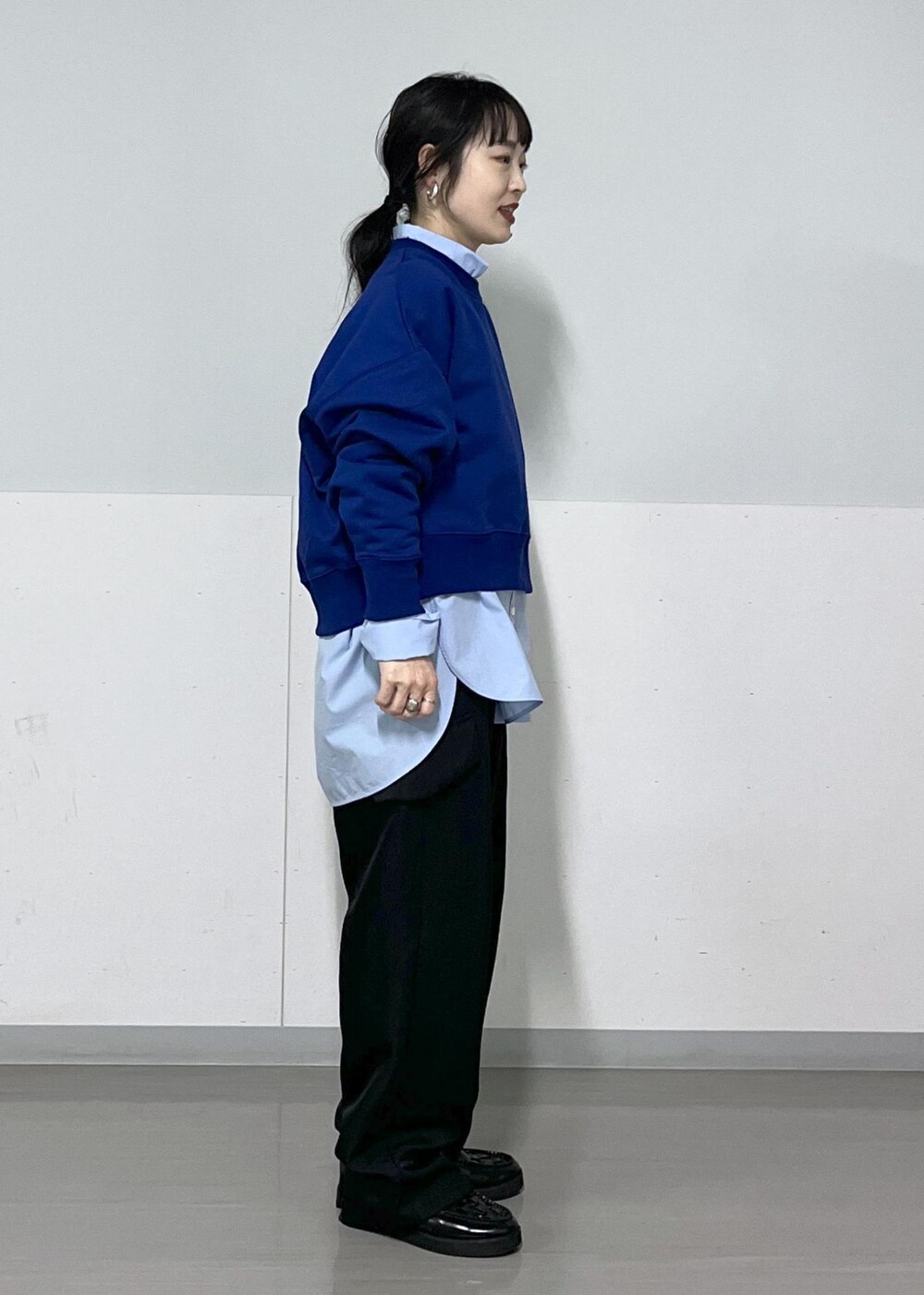 ブラック系のカーゴパンツ、ブルー系のスウェット、ブルー系のシャツ/ブラウスを着用したレディースの春コーディネートの7枚目の写真
