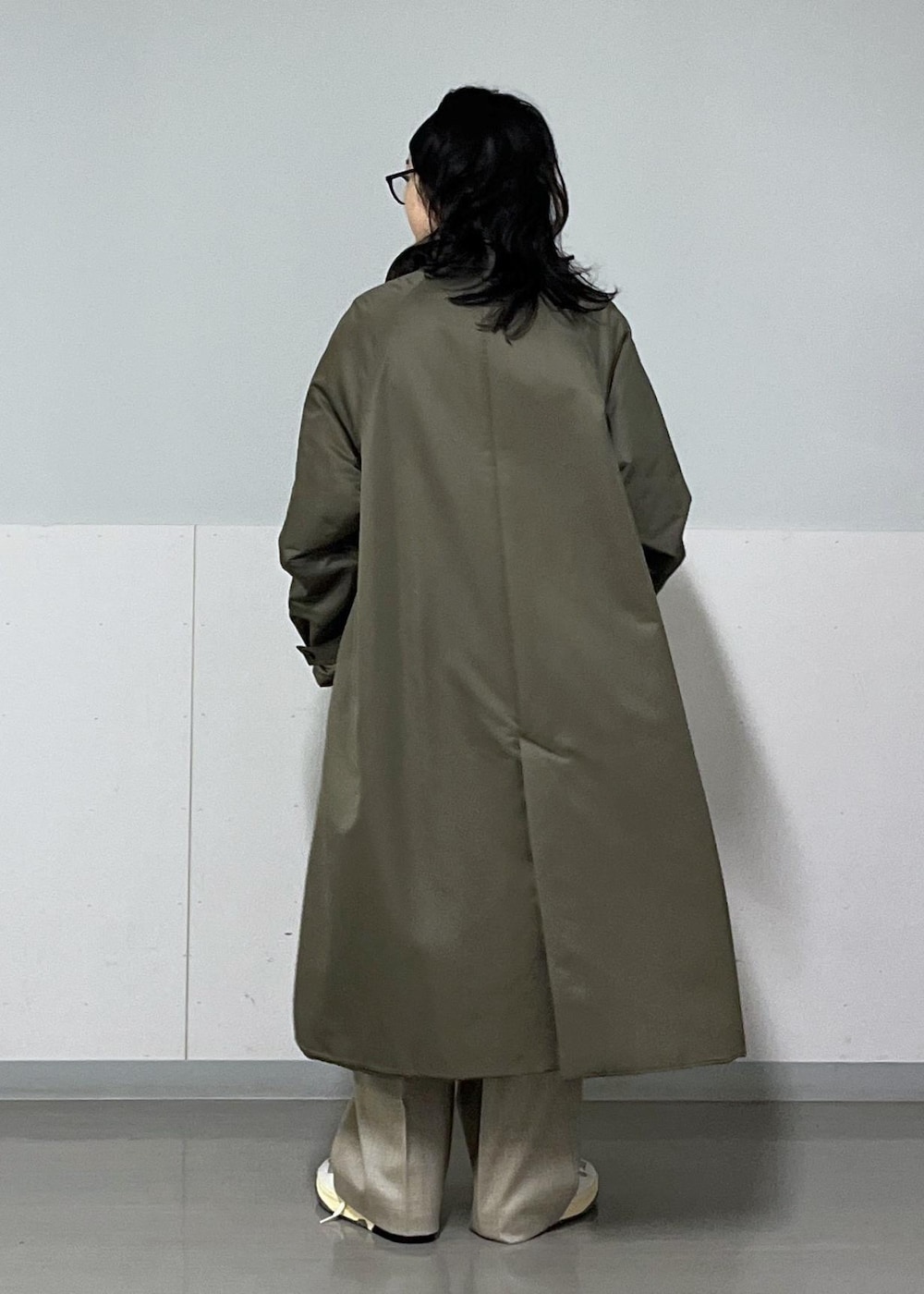 ホワイト系のTシャツ/カットソー、ホワイト系のTシャツ/カットソー、ホワイト系のカーディガン/ボレロを着用したレディースの秋コーディネートの6枚目の写真