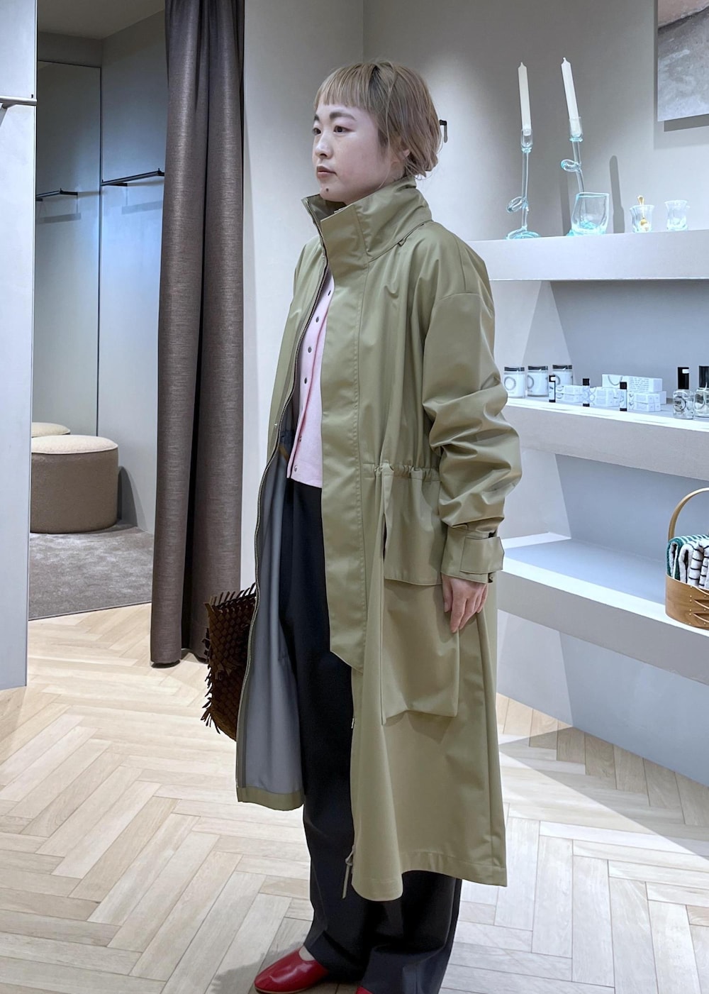 ピンク系のカーディガン/ボレロ、ベージュ系のミリタリージャケット、レッド系のパンプスを着用したレディースの春コーディネートの5枚目の写真