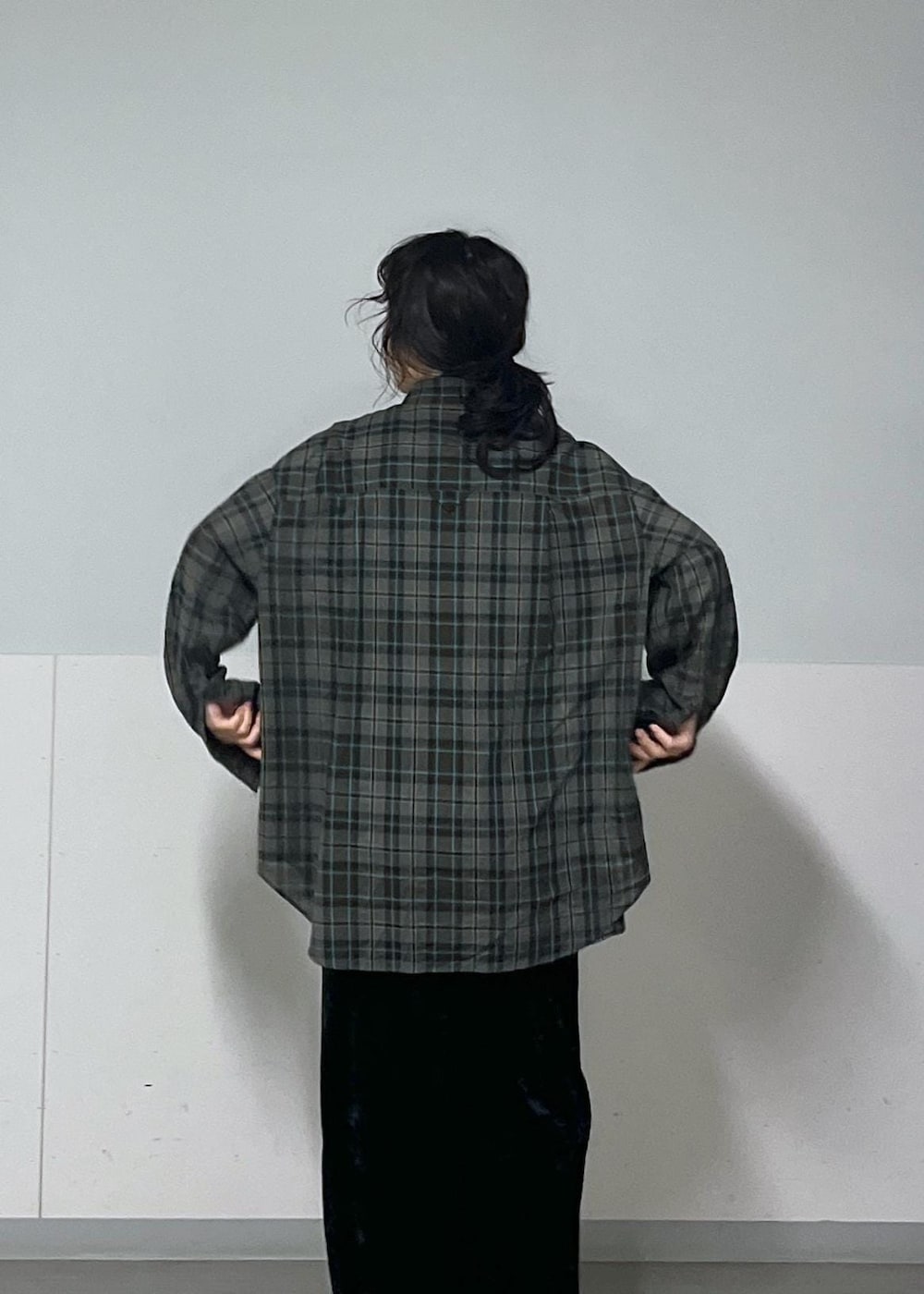 ブラック系のスカート、ブルー系のシャツ/ブラウス、ブラック系のタンクトップを着用したレディースの夏コーディネートの5枚目の写真