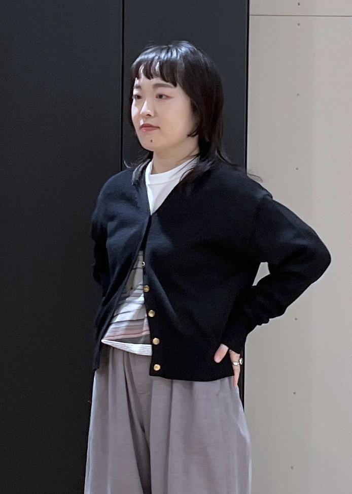 グリーン系のその他パンツ、ブラック系のテーラードジャケット、ホワイト系のTシャツ/カットソーを着用したレディースの春コーディネートの5枚目の写真