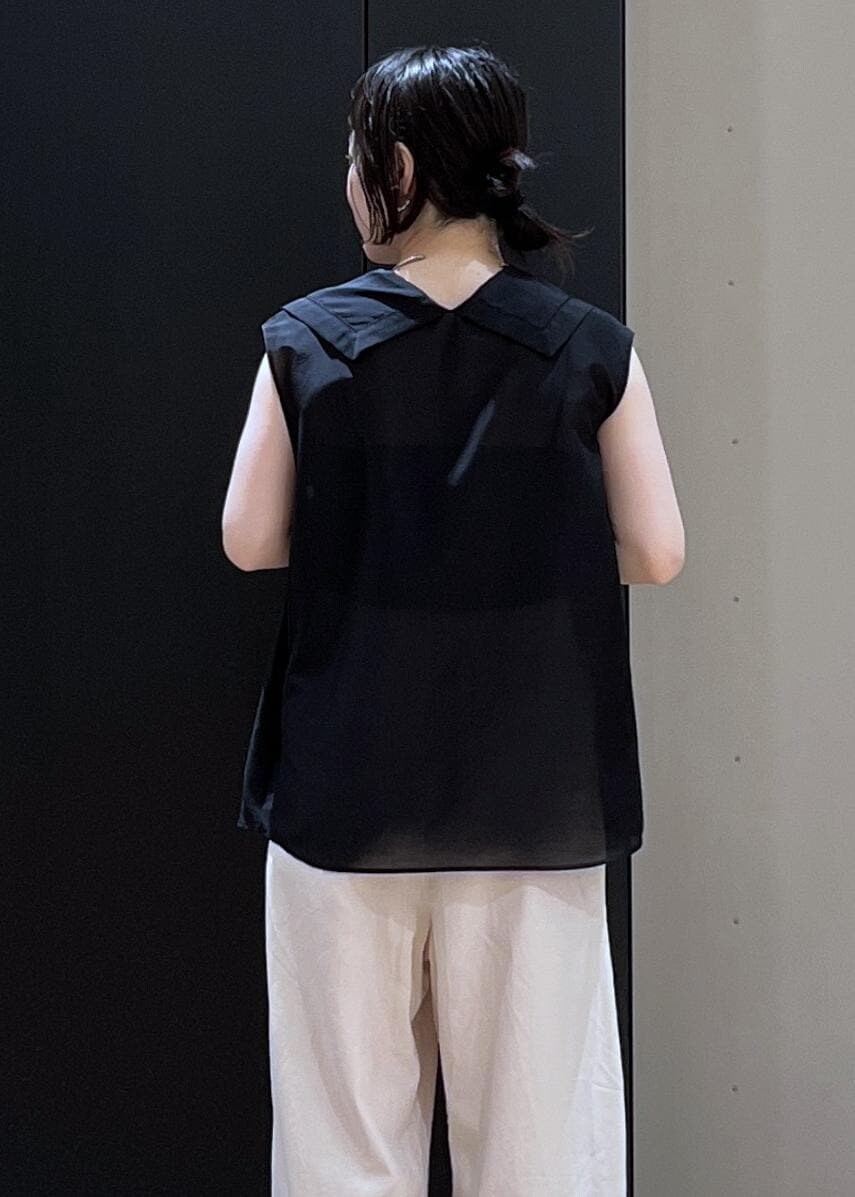 ホワイト系のその他パンツ、ブラック系のキャミソール、ブラック系のサンダルを着用したレディースの夏コーディネートの3枚目の写真