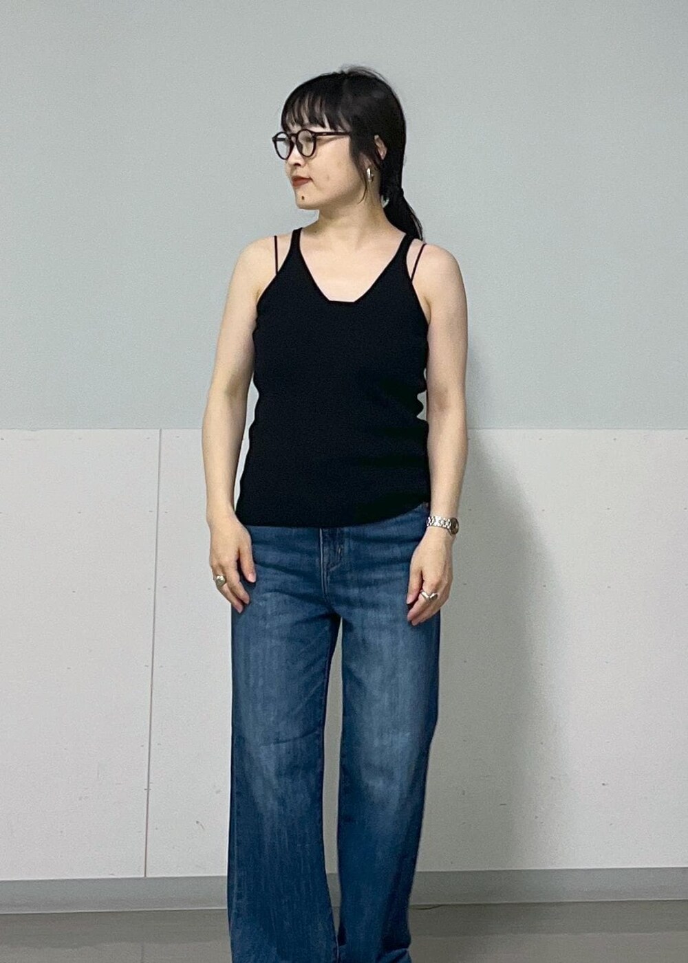 ブラック系のキャミソール、ブラック系のカーディガン/ボレロ、グリーン系のシャツ/ブラウスを着用したレディースの春コーディネートの6枚目の写真