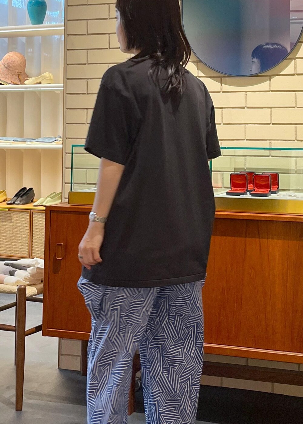 ブラック系のサンダル、ブルー系のつなぎ/オールインワン、グレー系のTシャツ/カットソーを着用したレディースの夏コーディネートの6枚目の写真