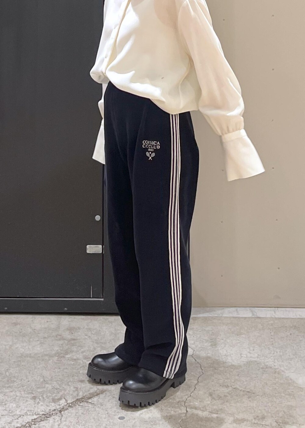 ブラック系のブーツ、ホワイト系のシャツ/ブラウス、ホワイト系のハンドバッグを着用したレディースの冬コーディネートの8枚目の写真