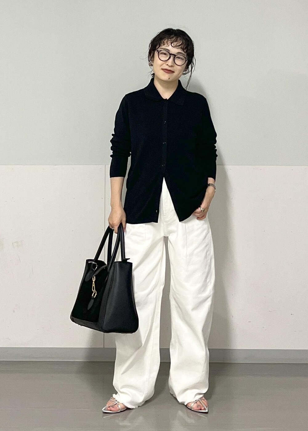 シルバー系のサンダル、ホワイト系のデニムパンツ、ブラック系のハンドバッグを着用したレディースの夏コーディネートの7枚目の写真