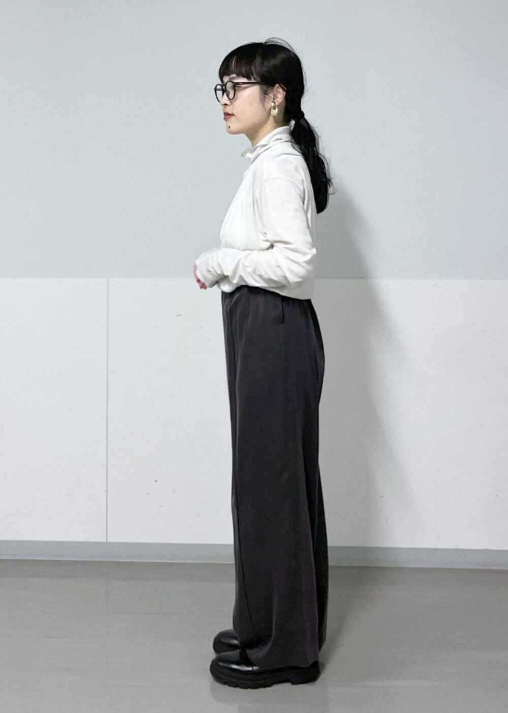 グレー系のその他パンツ、ブラック系のハンドバッグ、グレー系のTシャツ/カットソーを着用したレディースの秋コーディネートの8枚目の写真