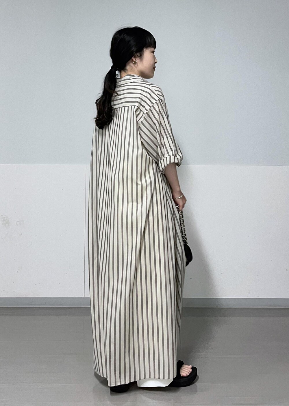 ホワイト系のTシャツ/カットソー、ブラック系のサンダル、ホワイト系のその他パンツを着用したレディースの夏コーディネートの5枚目の写真