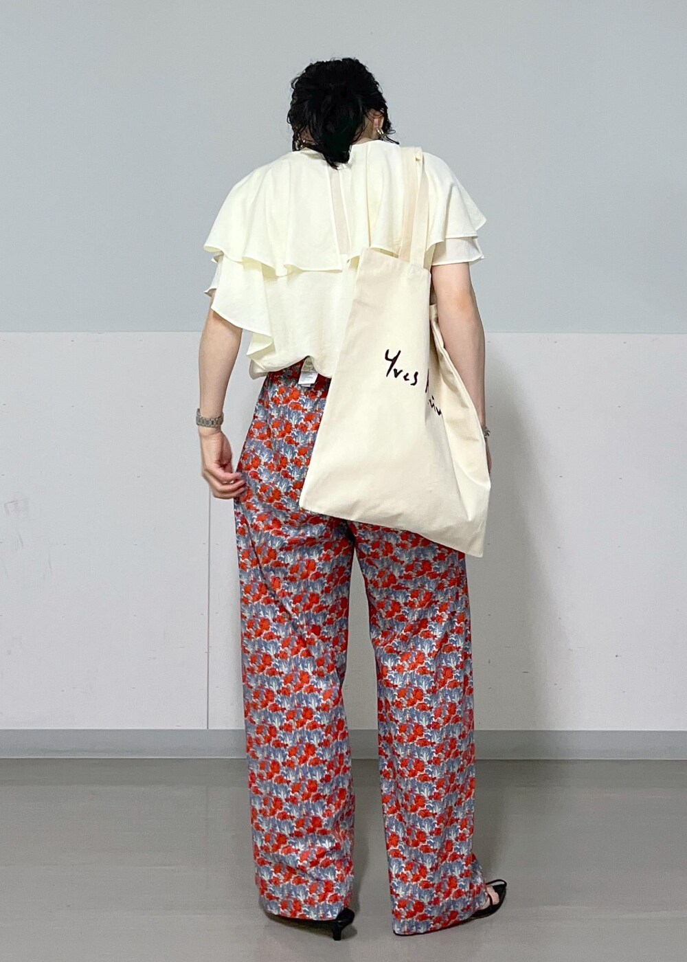 ブラック系のサンダル、ブルー系のその他パンツ、ホワイト系のシャツ/ブラウスを着用したレディースの夏コーディネートの4枚目の写真