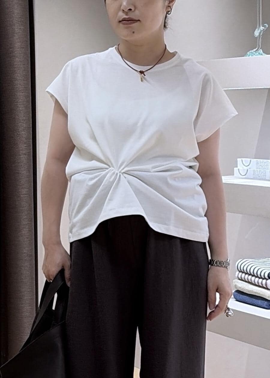 ホワイト系のTシャツ/カットソー、ブラウン系のその他パンツ、ブラウン系のテーラードジャケットを着用したレディースの夏コーディネートの4枚目の写真