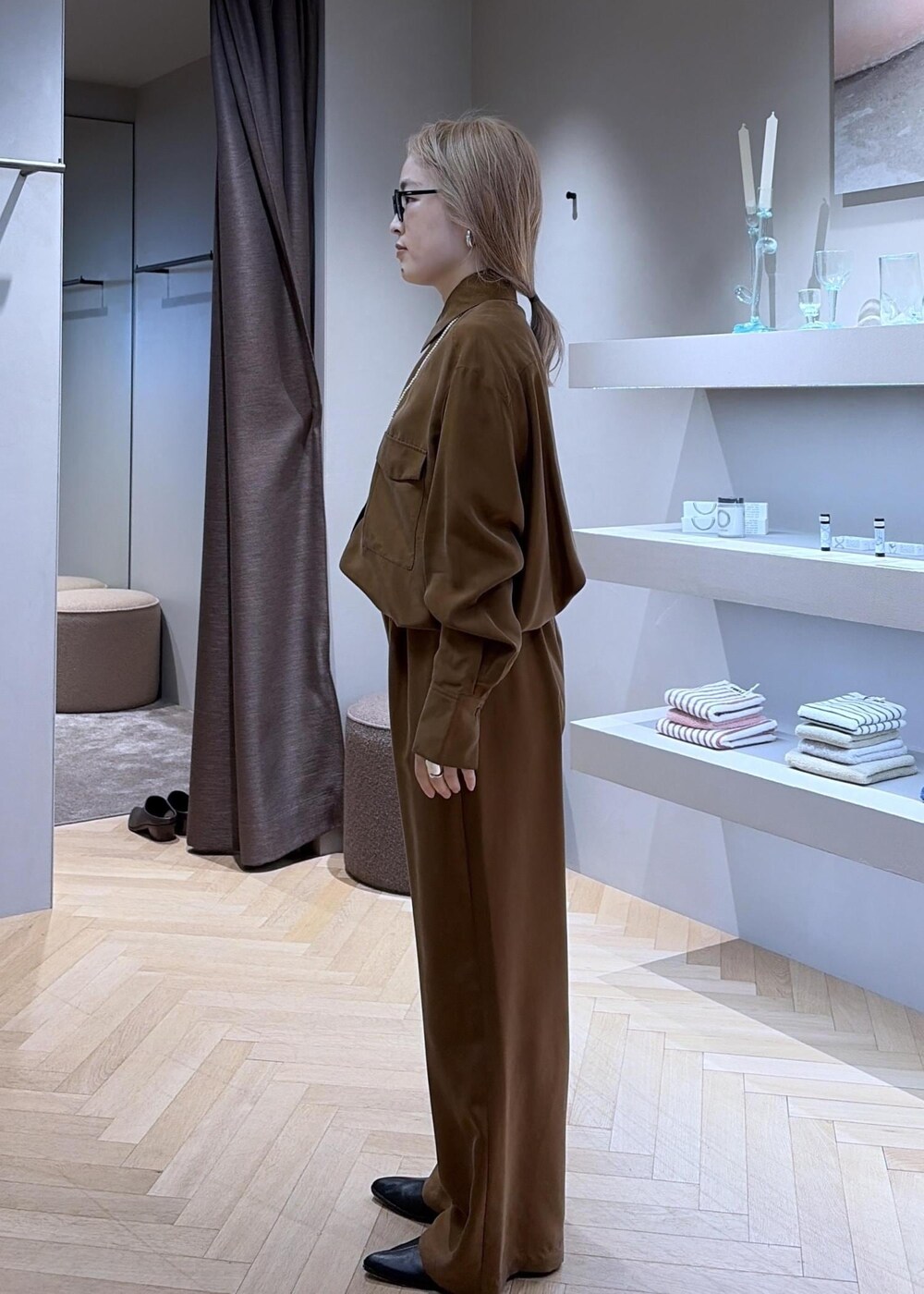 ブラウン系のその他パンツ、ブラウン系のシャツ/ブラウス、ブラック系のその他シューズを着用したレディースの秋コーディネートの6枚目の写真