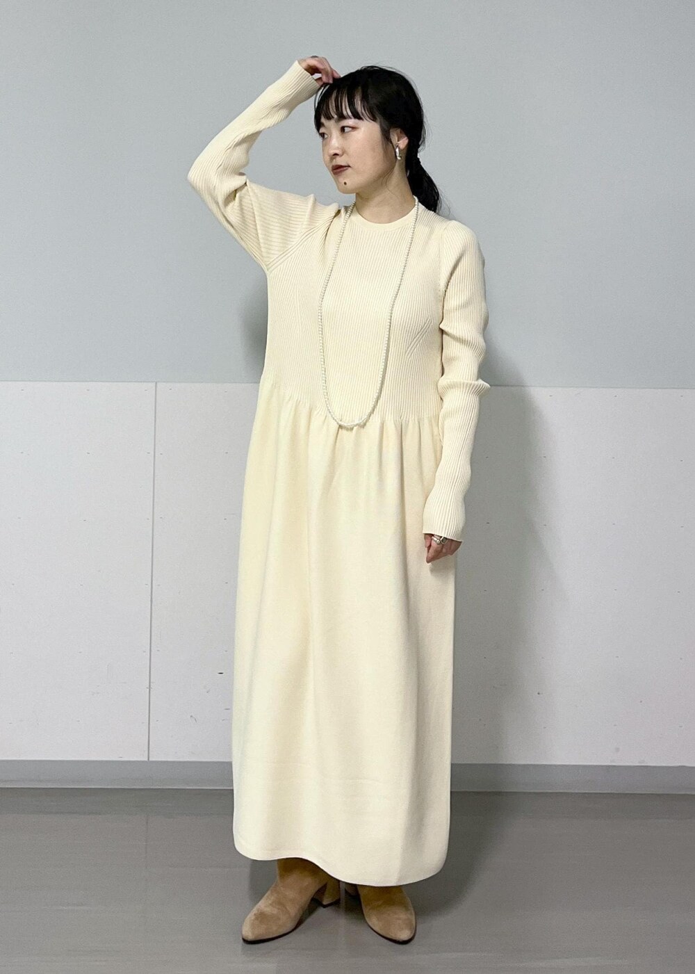 ブラウン系のブーツ、グレー系のMA-1、ホワイト系のワンピースを着用したレディースの冬コーディネートの6枚目の写真