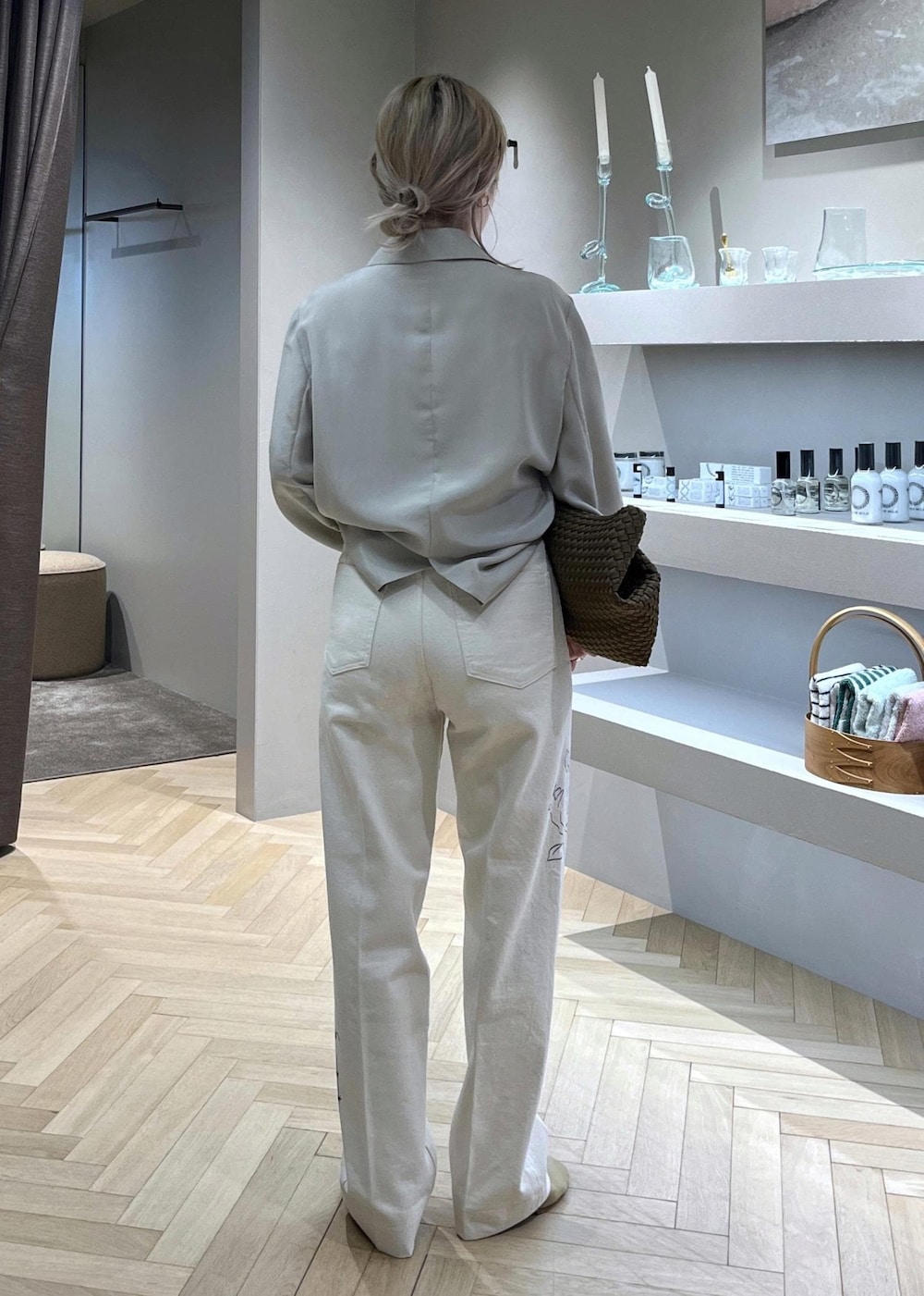 ベージュ系のテーラードジャケット、イエロー系のトートバッグ、ベージュ系のパンプスを着用したレディースの春コーディネートの3枚目の写真