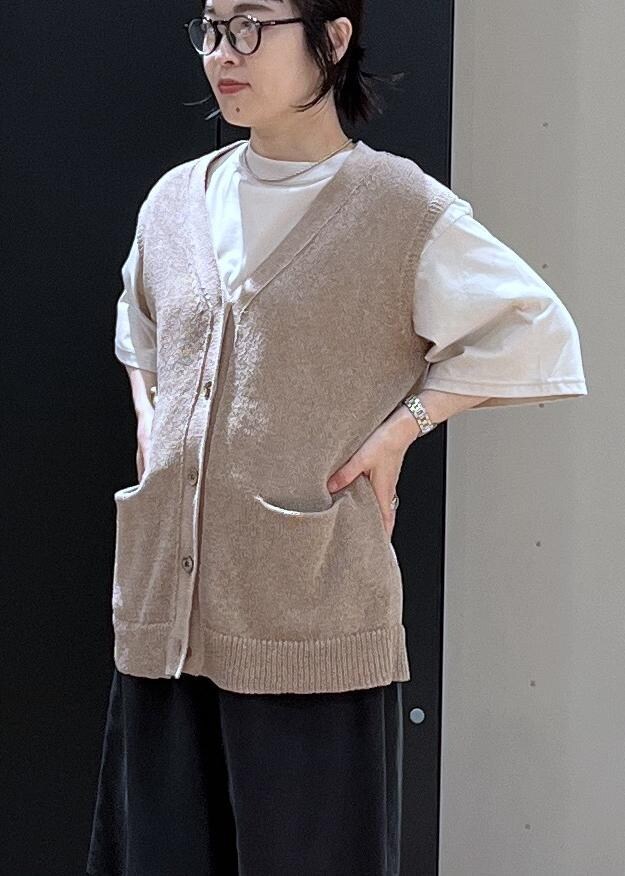 ブラック系のサンダル、ホワイト系のTシャツ/カットソー、ベージュ系のベストを着用したレディースの夏コーディネートの4枚目の写真