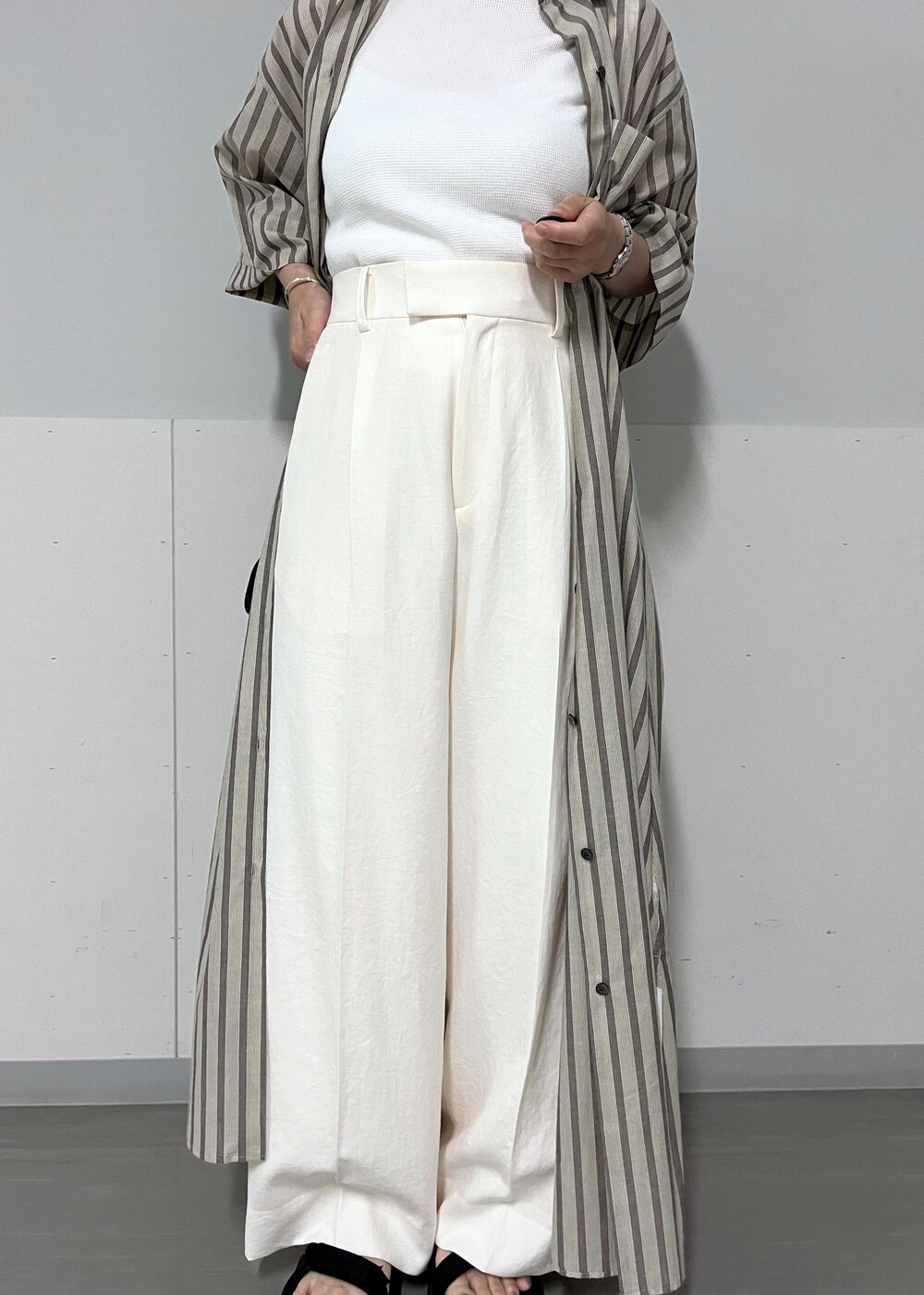 ホワイト系のTシャツ/カットソー、ブラック系のサンダル、ホワイト系のその他パンツを着用したレディースの夏コーディネートの7枚目の写真