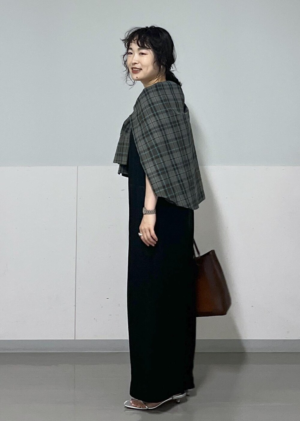 シルバー系のサンダル、ブラック系のつなぎ/オールインワン、ブルー系のシャツ/ブラウスを着用したレディースの夏コーディネートの3枚目の写真