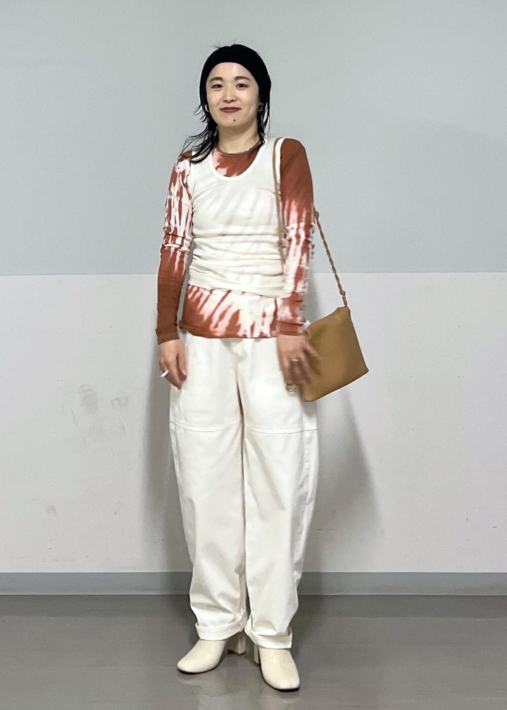 ホワイト系のその他パンツ、ブラウン系のTシャツ/カットソー、ベージュ系のショルダーバッグを着用したレディースの春コーディネートの2枚目の写真