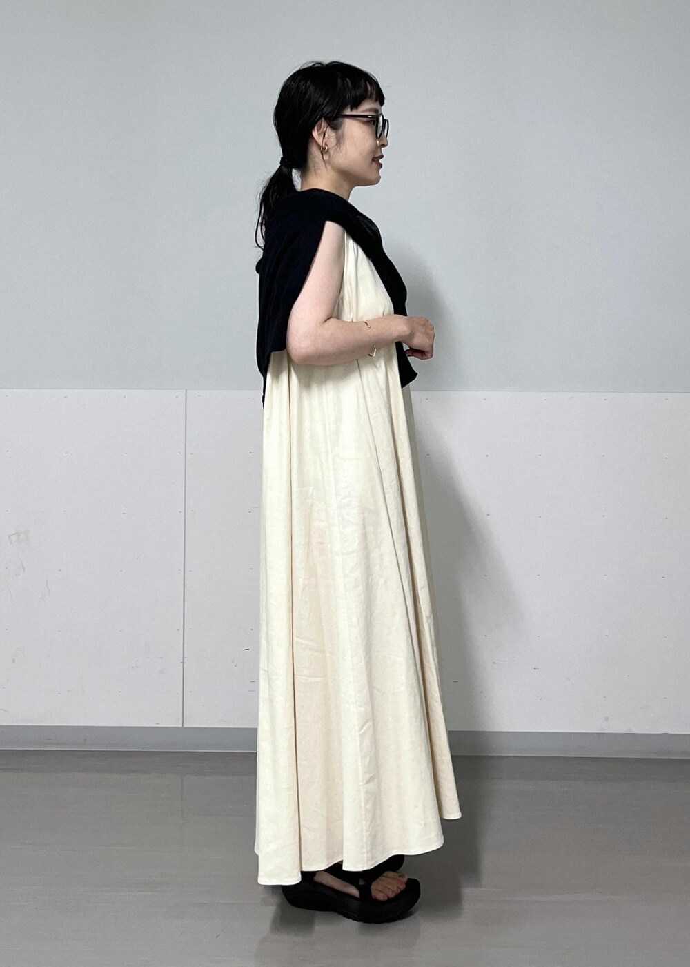 「ZOZO別注、カーディガン、シアー、TEVA、テバ、サンダル、スポーツサンダル、低身長、23SS夏の新作、SALON adam et ropé、ワンピース」｜「SALON adam et rope'の[ご好評につき新色追加！]【洗える】Vネックシアーカーディガン（カーディガン/ボレロ、ブラック系）」を使った、kinoさん（レディース・152cm）の夏コーディネートの4枚目の写真