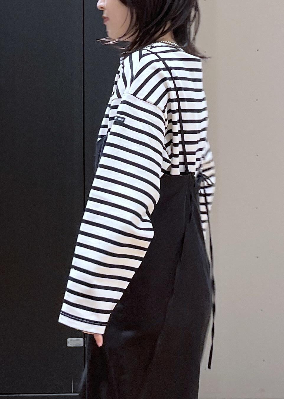 ベージュ系のボストンバッグ、ホワイト系のサロペット/オーバーオール、ホワイト系のマフラーを着用したレディースの冬コーディネートの4枚目の写真