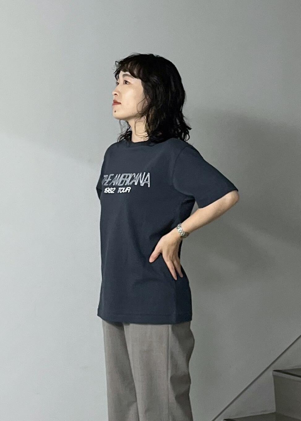 ブルー系のトートバッグ、グレー系のスラックス、ブラック系のTシャツ/カットソーを着用したレディースの秋コーディネートの7枚目の写真