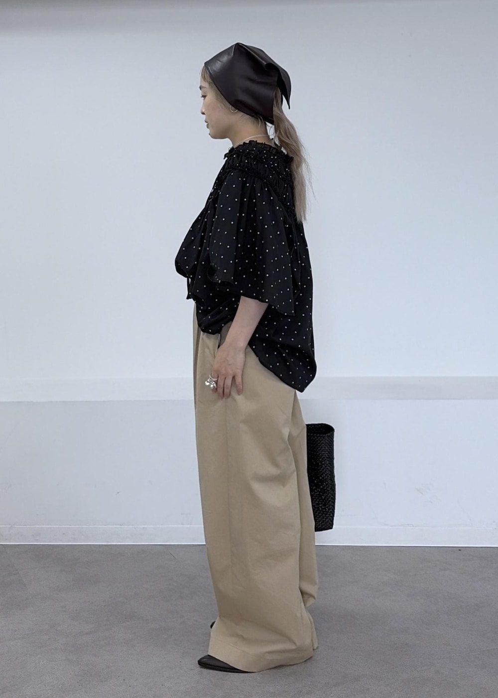 ベージュ系のその他パンツ、ブラック系のトートバッグ、ブラック系のシャツ/ブラウスを着用したレディースの夏コーディネートの2枚目の写真