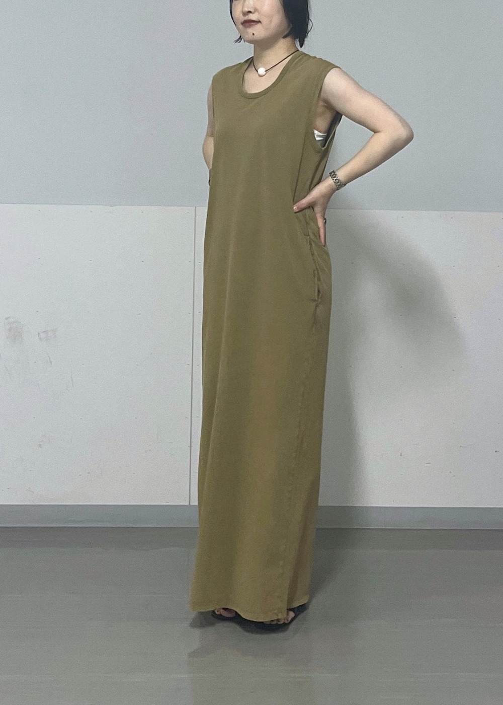 ブラック系のサンダル、ブラック系のテーラードジャケット、ブラウン系のワンピースを着用したレディースの夏コーディネートの6枚目の写真