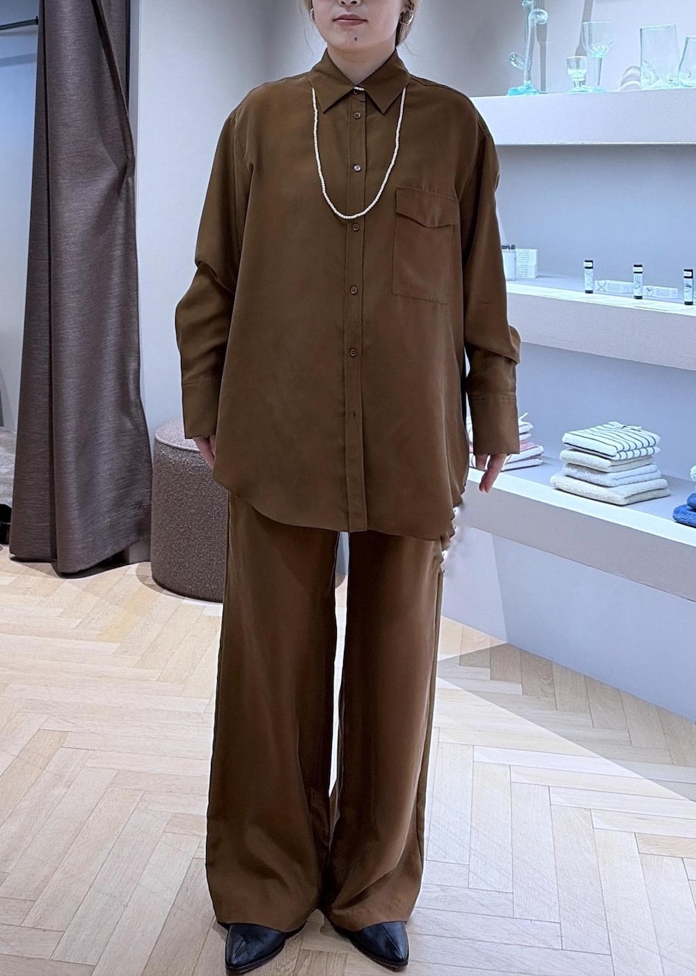 ブラウン系のその他パンツ、ブラウン系のシャツ/ブラウス、ブラック系のその他シューズを着用したレディースの秋コーディネートの7枚目の写真
