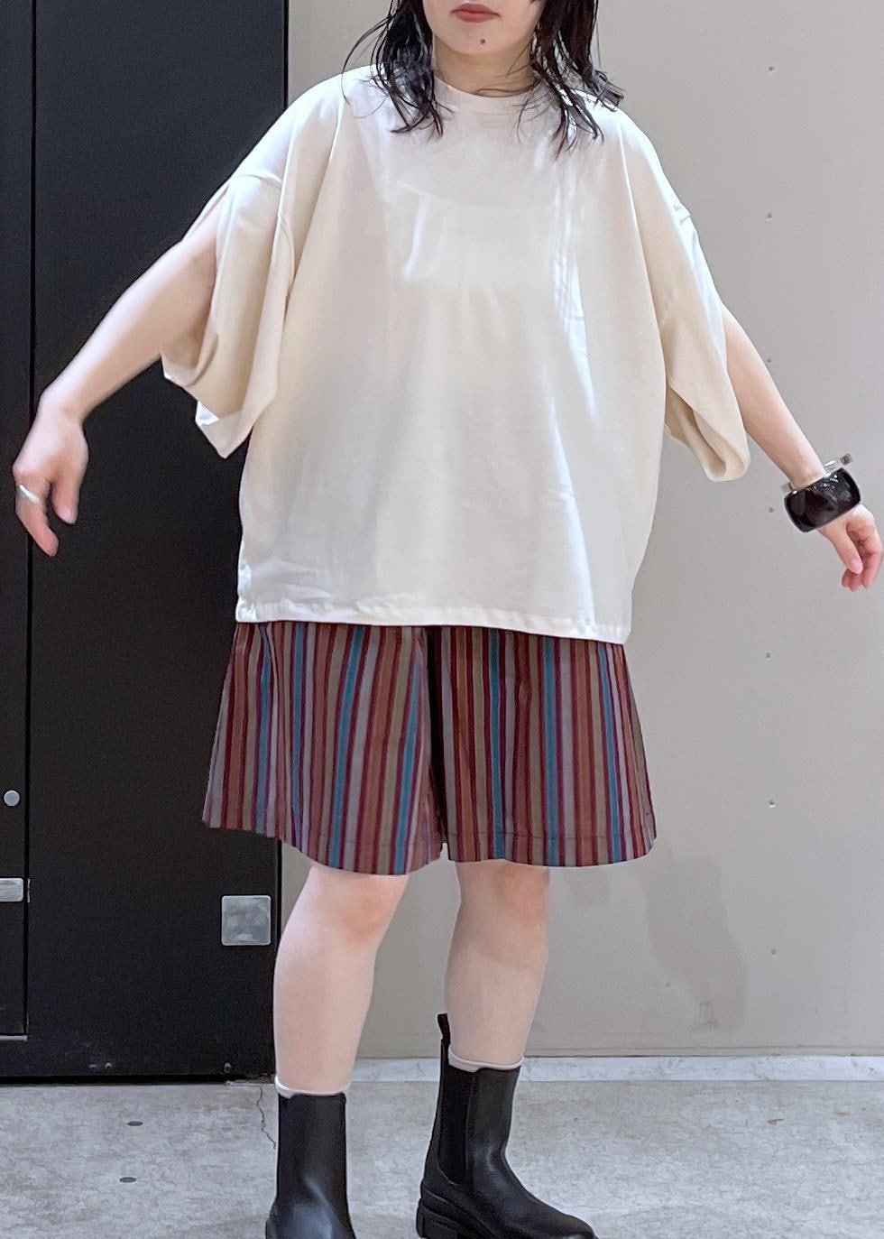 ブラック系のボストンバッグ、ブラック系のブーツ、ホワイト系のTシャツ/カットソーを着用したレディースの冬コーディネートの4枚目の写真