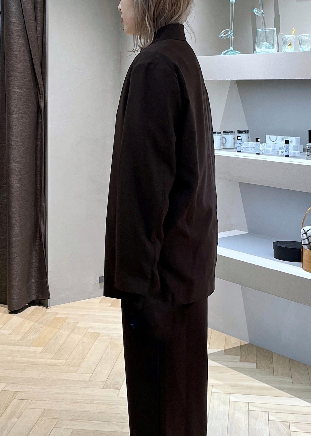 イエロー系のその他シューズ、ブラウン系のその他パンツ、ブラウン系のテーラードジャケットを着用したレディースの春コーディネートの5枚目の写真