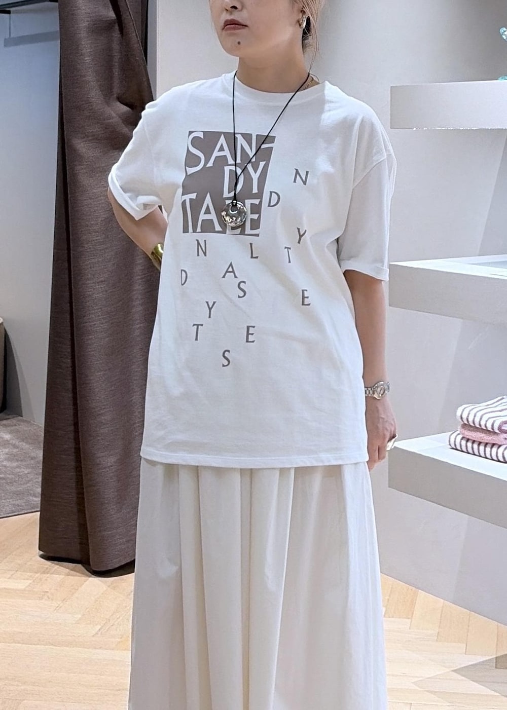 ホワイト系のスカート、ホワイト系のベスト、ホワイト系のTシャツ/カットソーを着用したレディースの夏コーディネートの8枚目の写真