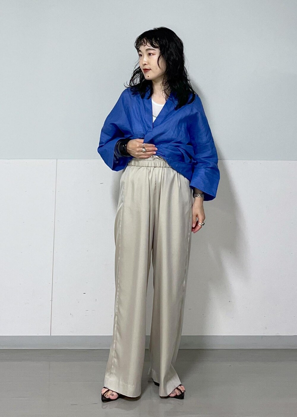 ブラック系のサンダル、ブルー系のシャツ/ブラウス、ベージュ系のその他パンツを着用したレディースの夏コーディネートの8枚目の写真