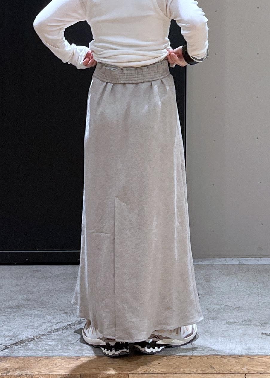 ベージュ系のスニーカー、ベージュ系のスカート、ホワイト系のタンクトップを着用したレディースの春コーディネートの7枚目の写真