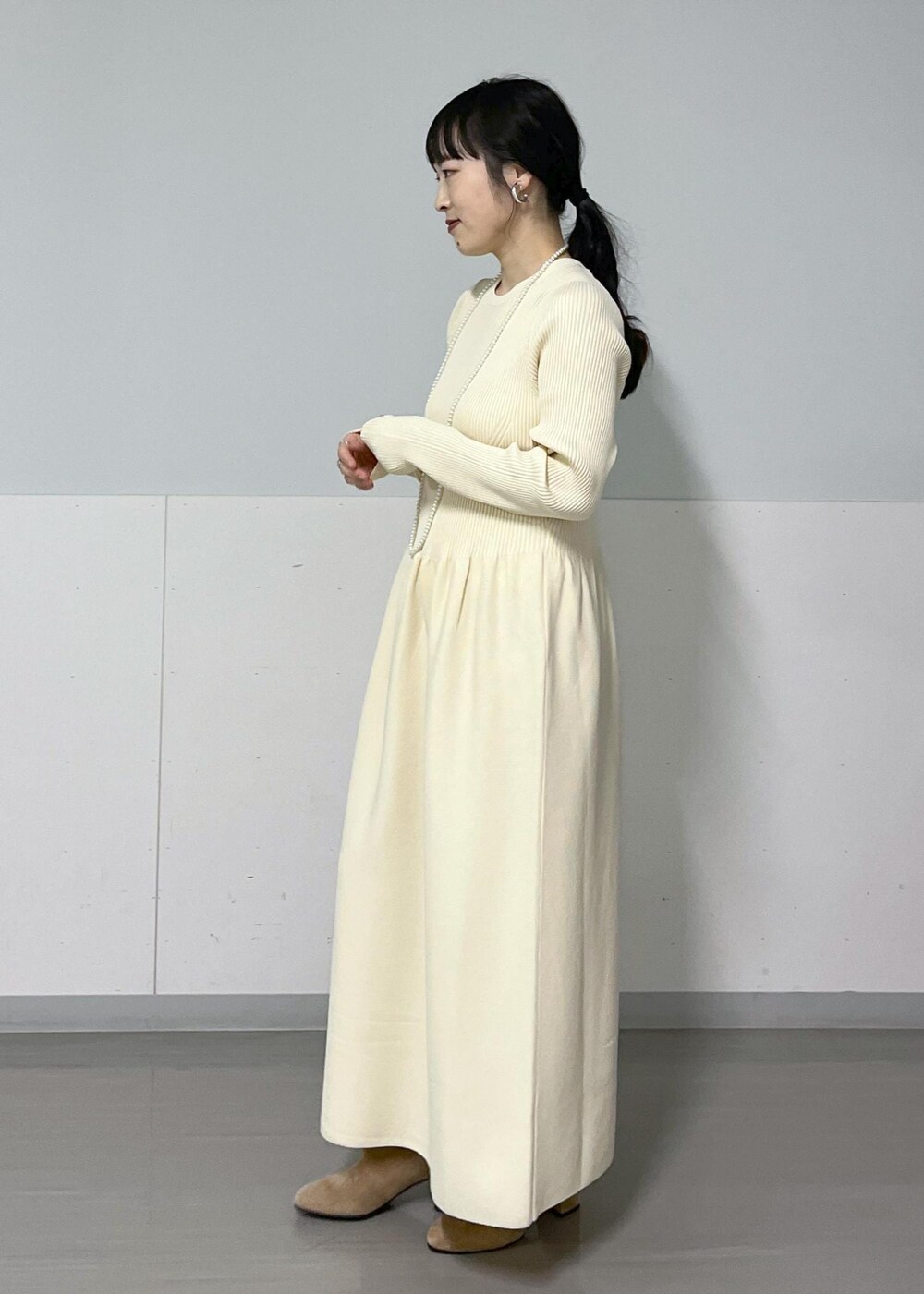 ブラウン系のブーツ、グレー系のMA-1、ホワイト系のワンピースを着用したレディースの冬コーディネートの8枚目の写真