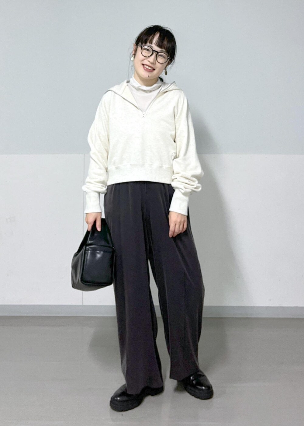 グレー系のその他パンツ、ブラック系のハンドバッグ、グレー系のTシャツ/カットソーを着用したレディースの秋コーディネートの2枚目の写真