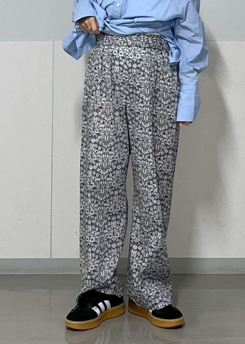 ブルー系のシャツ/ブラウス、ブラック系のボストンバッグ、ブラック系のキャップを着用したレディースの夏コーディネートの5枚目の写真
