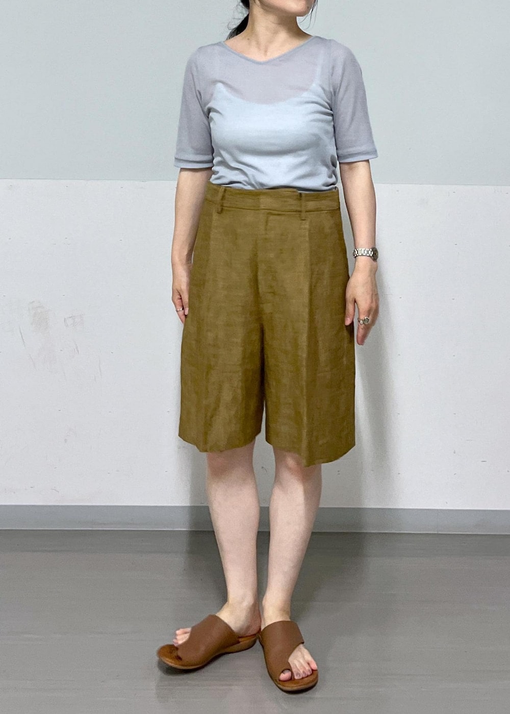 ホワイト系のサンダル、ベージュ系のかごバッグ、ブルー系のシャツ/ブラウスを着用したレディースの春コーディネートの5枚目の写真