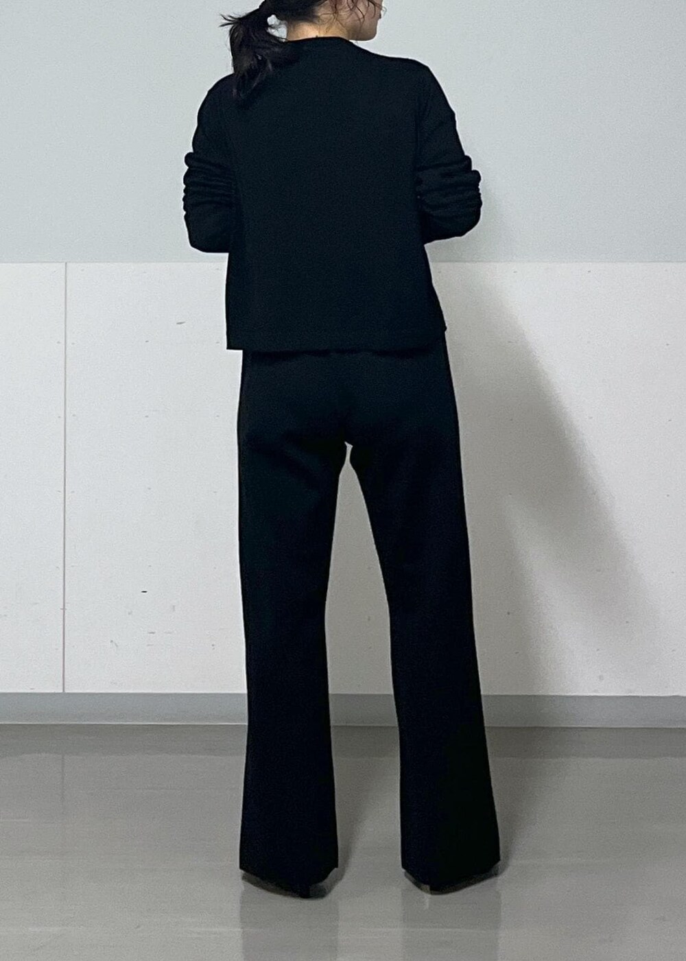 ブラック系のブーツ、グレー系のスカート、ブラック系のカーディガン/ボレロを着用したレディースの秋コーディネートの9枚目の写真