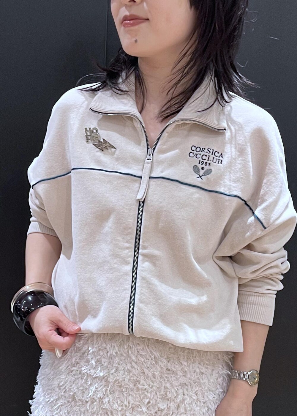 ホワイト系のその他シューズ、グレー系のハンドバッグ、グリーン系のシャツ/ブラウスを着用したレディースの冬コーディネートの7枚目の写真