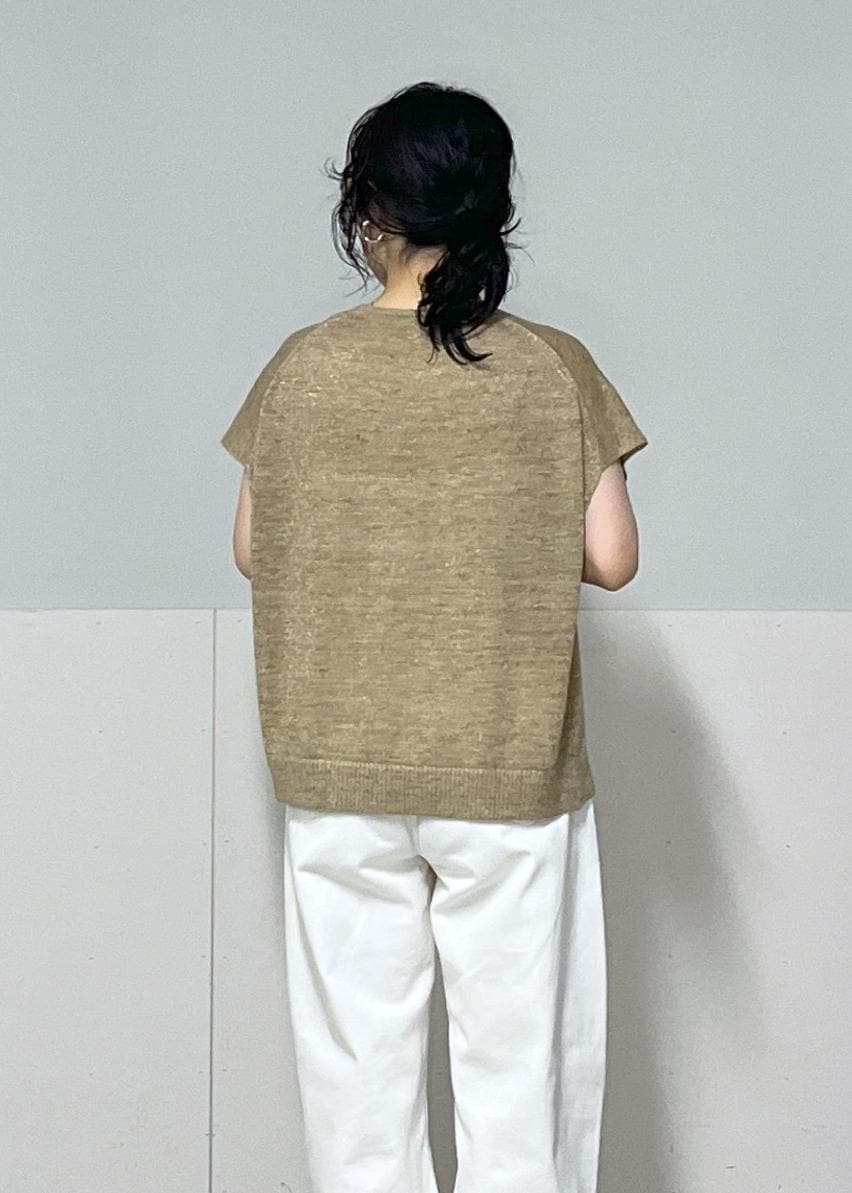 ベージュ系のカーディガン/ボレロ、ブラウン系のショルダーバッグ、ホワイト系のデニムパンツを着用したレディースの夏コーディネートの5枚目の写真