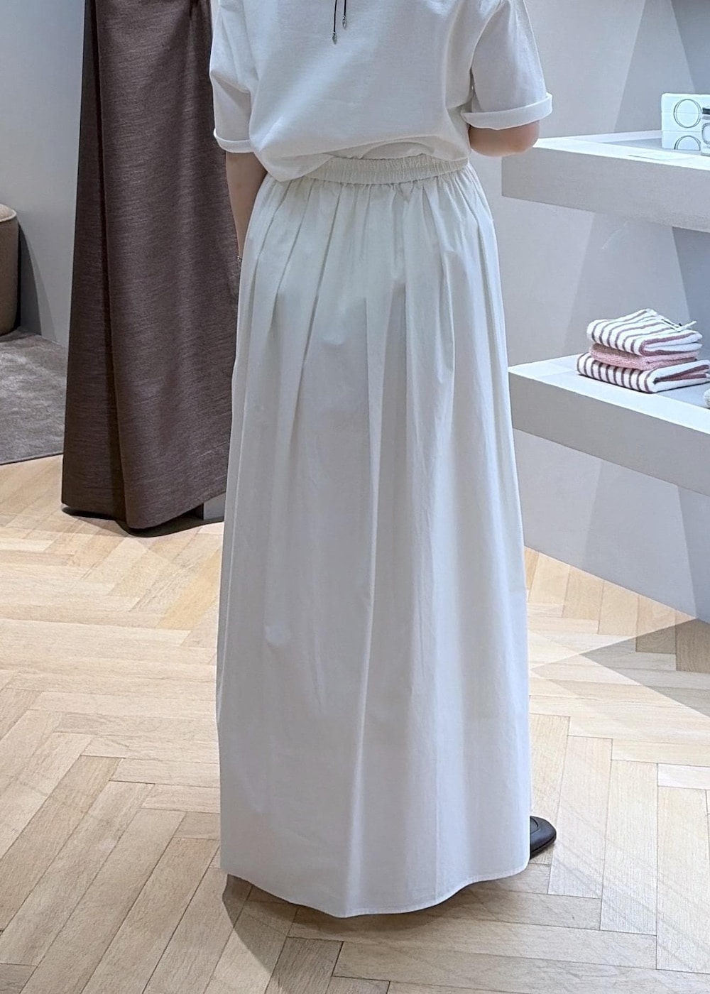 ホワイト系のスカート、ホワイト系のベスト、ホワイト系のTシャツ/カットソーを着用したレディースの夏コーディネートの6枚目の写真