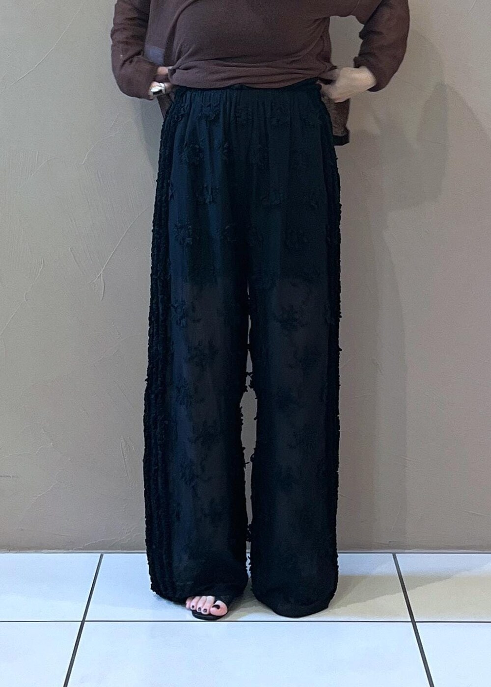 ブラック系のチューブトップ、ブラック系のサンダル、ブラウン系のカーディガン/ボレロを着用したレディースの夏コーディネートの4枚目の写真